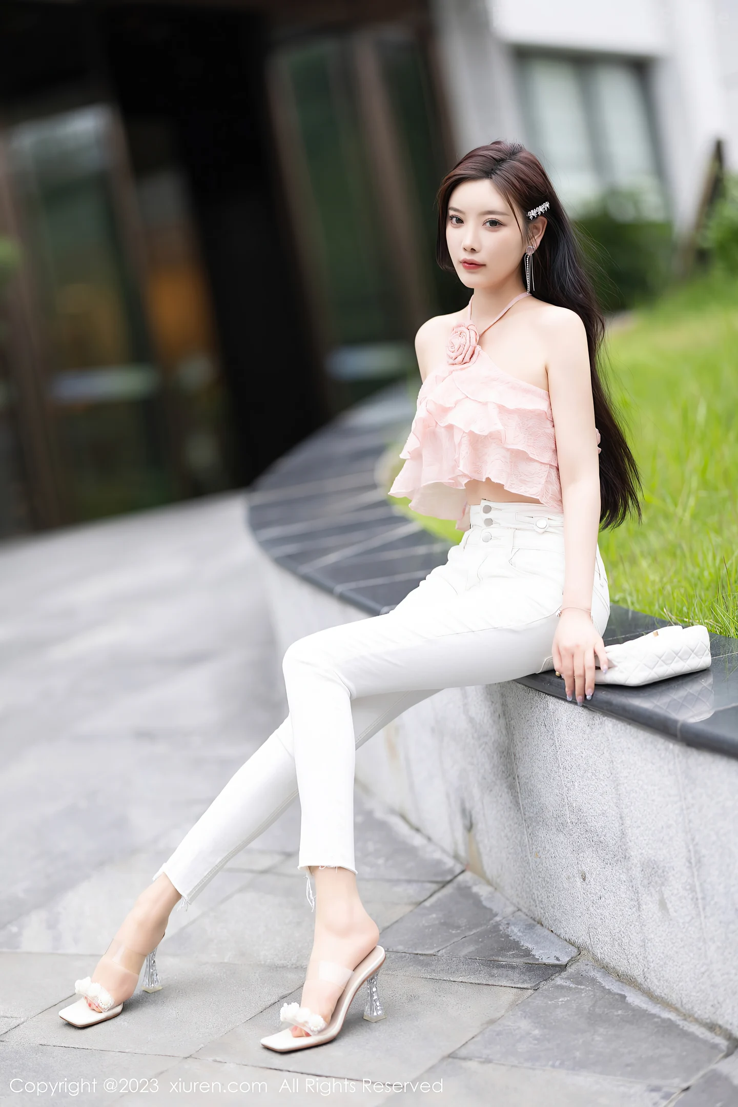 图片[6]-[XiuRen秀人网]2023.06.13 VOL.6907 杨晨晨Yome 粉色小礼服内衣与白色紧身裤加肉丝美腿性感私房写真集-秀人网官方网站